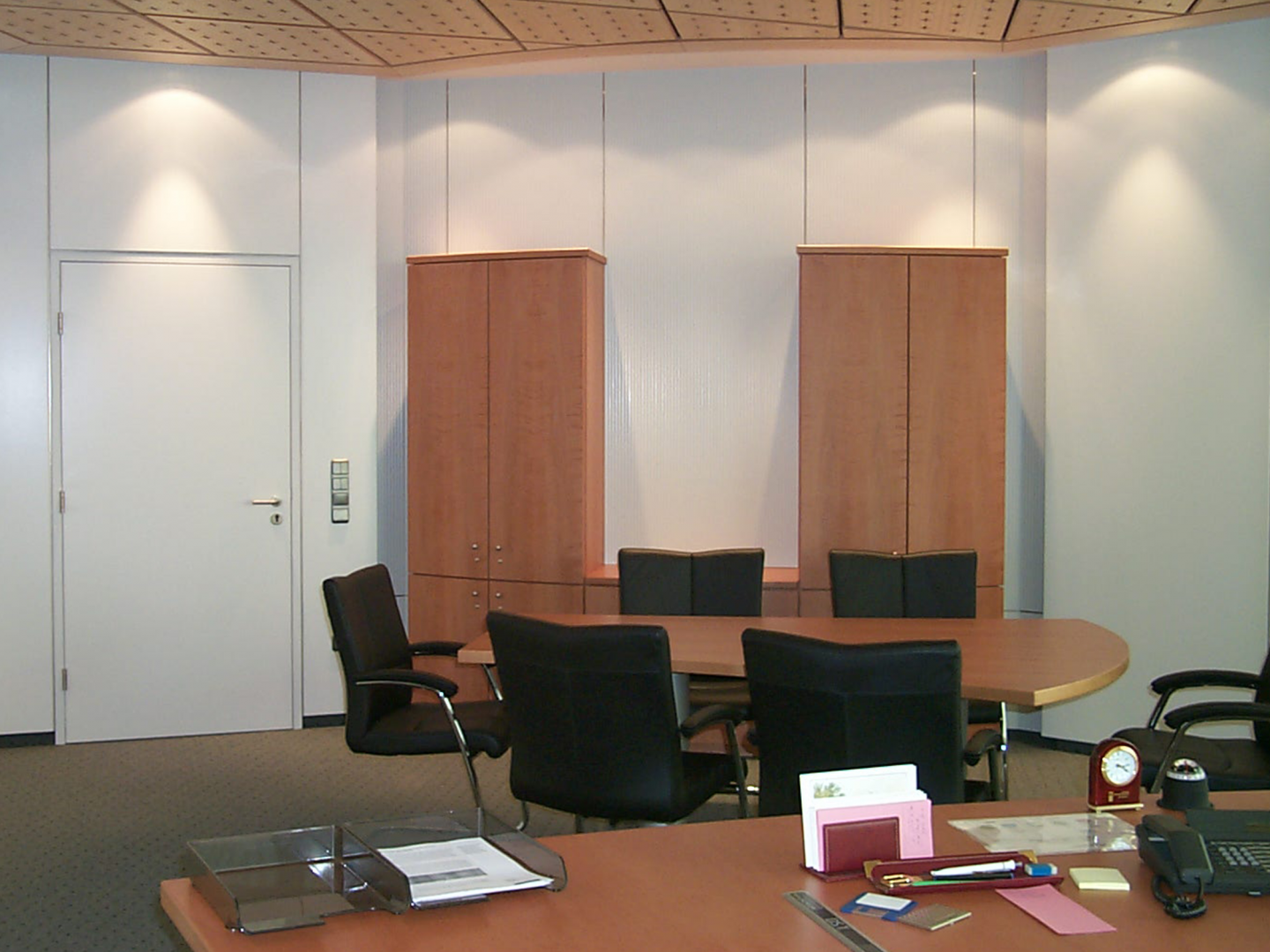 Holzausstattung eines Büros und Konferenzraums Tischlerei Garthe